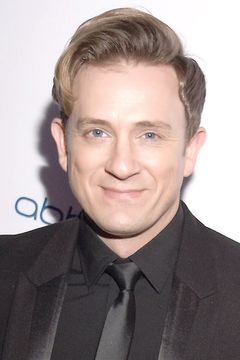 Tom Lenk interpreta Andrew Wells