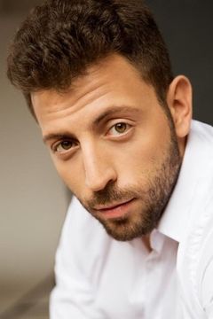 Leart Dokle interpreta Guard at Gate