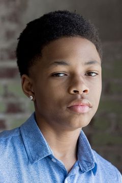 Jaylen Hunter interpreta Young Marlon Jackson
