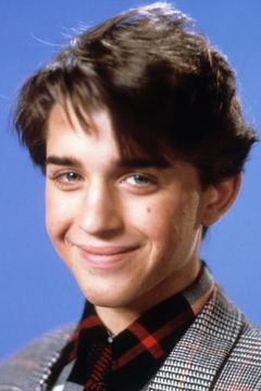 Ilan Mitchell-Smith interpreta Wyatt Donnelly