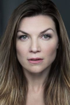Jeanine Bartel interpreta Naomi's Assistant