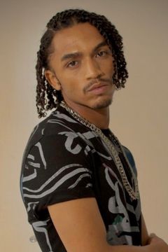 Domonic Taggart interpreta Teen in Bar