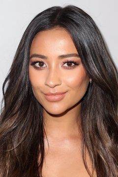 Shay Mitchell interpreta Emily Fields