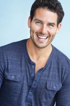 Tyler Courtad interpreta Shane Romano