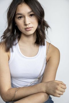 Oona O'Brien interpreta Devon 