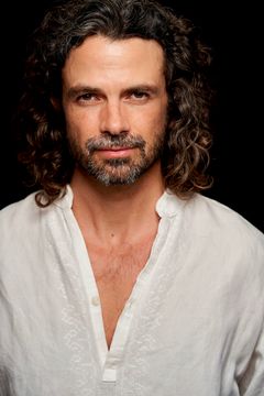 Daniel Brunnemer Hall interpreta Luke