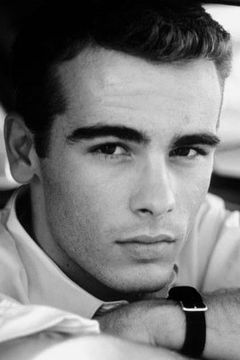 Dean Stockwell interpreta Admiral Albert