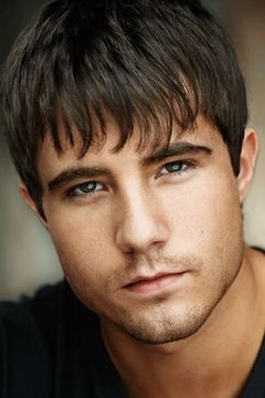 Brad Worch II interpreta Gus