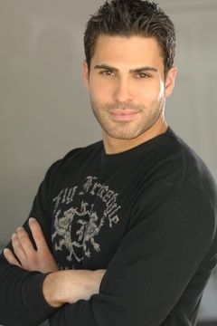 Carlo Mendez interpreta Mercenary Leader