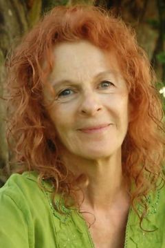 Nomi Sharron interpreta Feather Woman