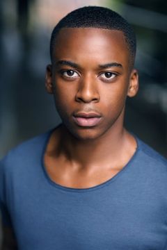 Elliot Edusah interpreta Private Grey
