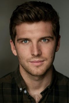 Marc Hughes interpreta Ellis