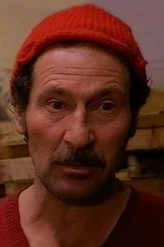 Renzo Pevarello interpreta James Henchman (uncredited)