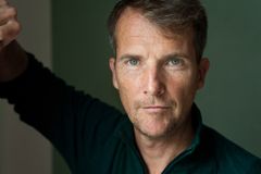 Jeff Burrell interpreta Funeral Director