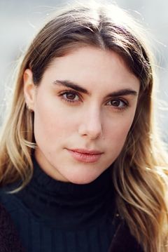 Elena Saurel interpreta Detective on Phone
