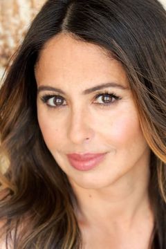 Yvonne Valadez interpreta Mrs. Roberts