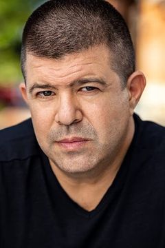 Michael David Yuhl interpreta Anderton Party Guest