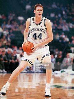 Shawn Bradley interpreta Shawn Bradley