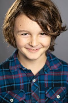 Tate Birchmore interpreta Tommy (Boy on the Bus)