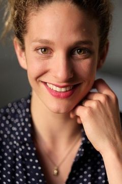 Léa Wegmann interpreta Franziska Saafeld / Franzi Krummbiegl