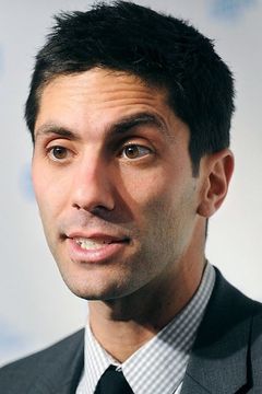 Nev Schulman interpreta Party Guest (uncredited)
