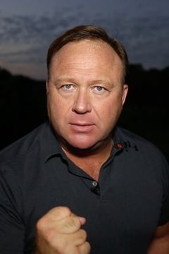Alex Jones interpreta Eddie Jones
