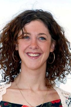 Helen Coker interpreta Firkin