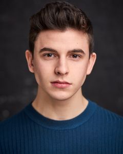 Toby Murray interpreta Otto Hoffmeister