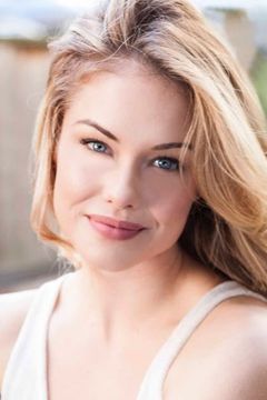 Stephanie Bennett interpreta Hannah