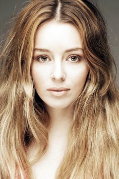 Keeley Hazell interpreta Rex's Assistant