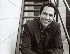 Hamish McEwan interpreta Paul