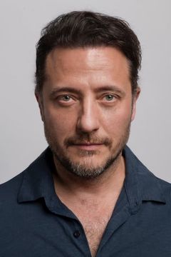 Yiğit Özşener interpreta Rıza