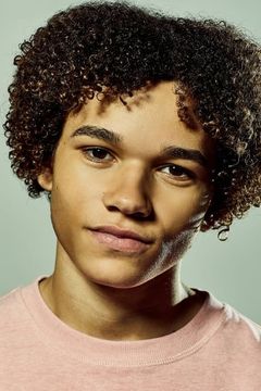 Armani Jackson interpreta High School Kid