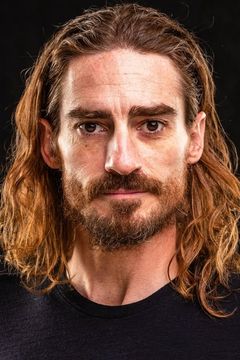 Brad Ashten interpreta Punk Surfer #2