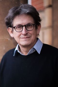 Alan Rusbridger interpreta Moderator