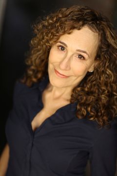 Francine Segal interpreta Church Woman