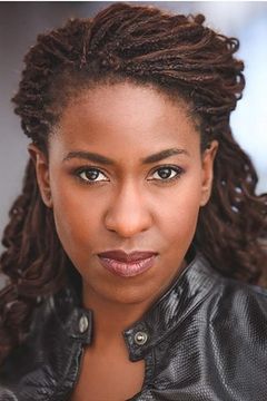 Nadine Roden interpreta Trish