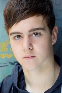 Scott Chisholm interpreta Boy in Hamleys