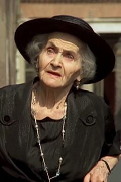 Regina Elena Bisio interpreta Old Lady Carried Out (uncredited)