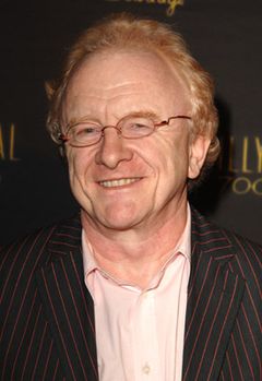 Peter Asher interpreta First Butler