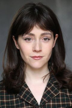 Carly-Sophia Davies interpreta Casting Assistant