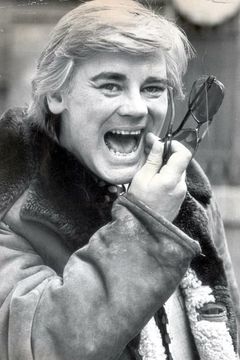 Tony Booth interpreta John, un giocatore di rugby