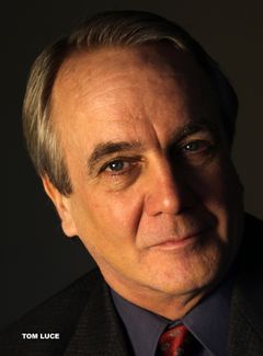 Tom Luce interpreta Bishop Weaver
