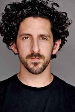 Adam Shapiro interpreta Myron