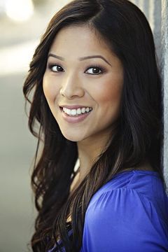 Leana Yu interpreta Layla Barnes