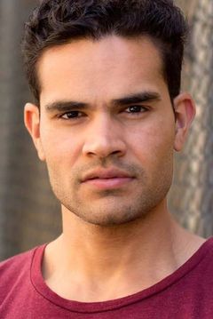 Karan Choudhary interpreta Bar Patron