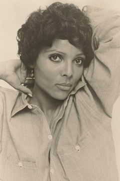 Kim Hamilton interpreta Helen Robinson (uncredited)
