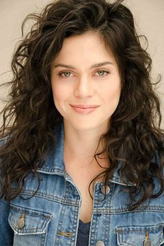 Mariel Neto interpreta Leslie