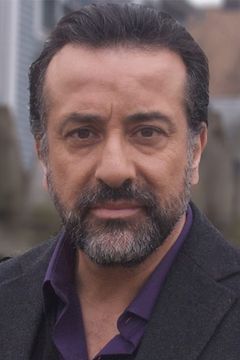 Frank Rodriguez interpreta Community Member