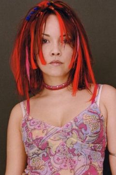 Dominique Davalos interpreta Cal, Cherry Bomb
